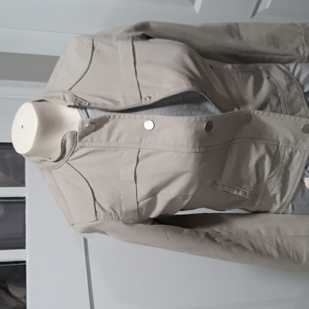 U2 womens tan cotton zip and snap banded collar moto jacket. Small